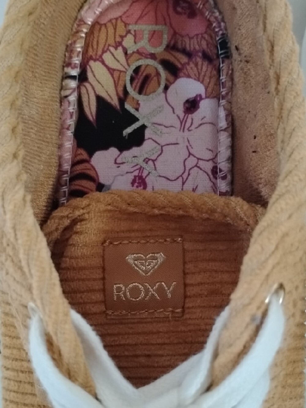 Roxy Women's Size 8.5 Corduroy Sneakers in Tan with White Laces - Picture 12 of 16